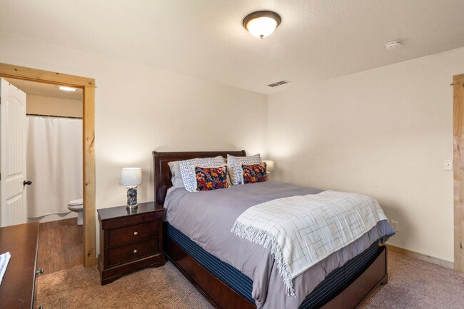 Building Photo - Spacious 3-Bed, 2-Bath Upper-Level Duplex
