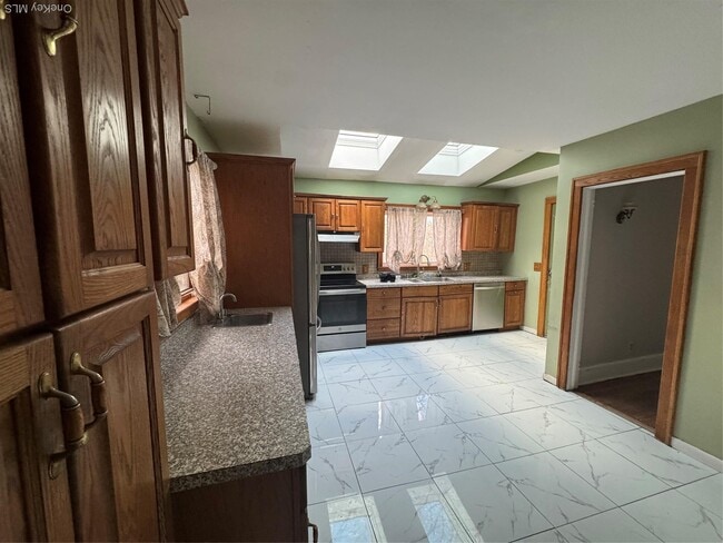 Building Photo - 2119 Maple Ave