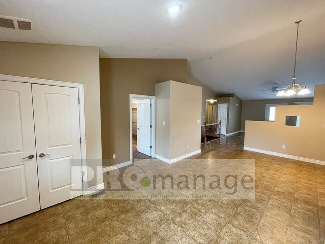 Building Photo - 4 Bed, 3 Bath Town Home w/ 2 Car Garage - ...