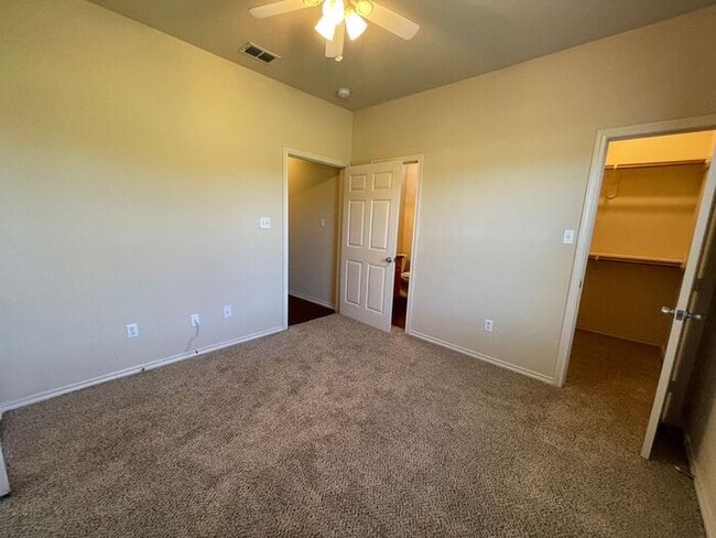 Building Photo - (( SUMMER SPECIAL!!)) Lovely 3/2 Duplex Ho...