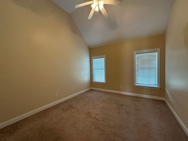 Building Photo - Inviting 3 Bed 2 Bath House