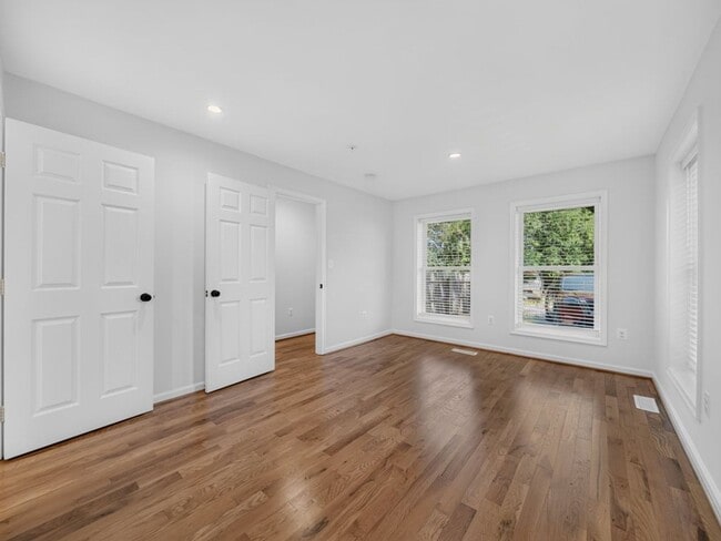 Building Photo - Newly Built 4BR/3BA Two-Level Townhome with Parking - Minutes to Navy Yard & Capitol Hill