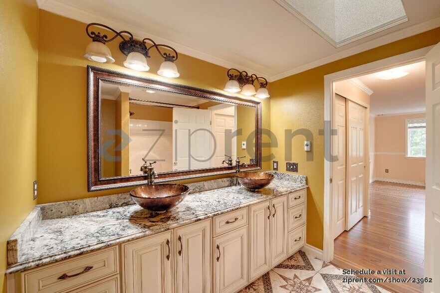 Building Photo - 10909 Avondale Rd NE