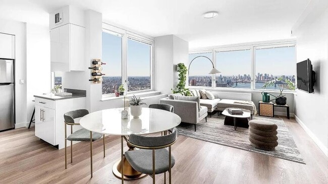 Building Photo - 3 bedroom in New York NY 11101