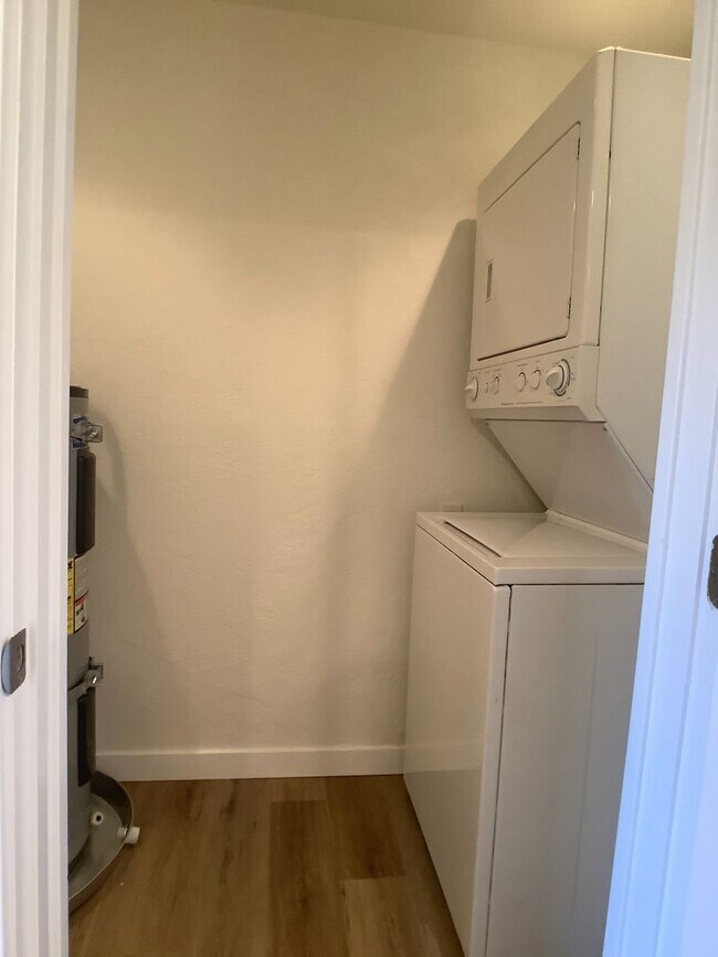 Building Photo - One bed/One bath cottage in East Medford | Available Now