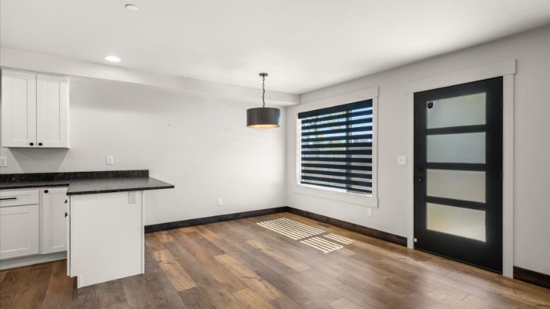 Building Photo - 1010 E 7th St