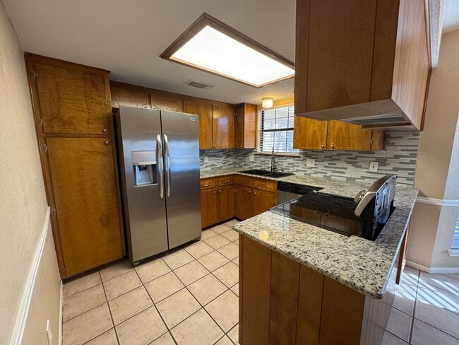 Building Photo - 2212 Phyllis Dr