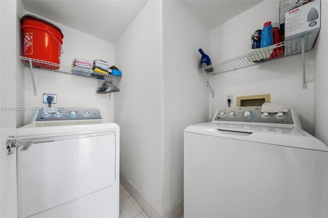 Building Photo - 3598 Yacht Club Dr