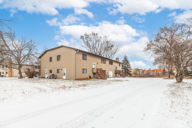 Building Photo - Blaine Townhome