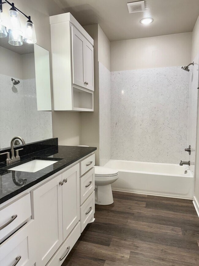 Building Photo - Large 2 Bed, 2 Bath in Beautiful Well-Main...
