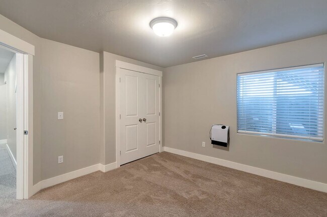 Building Photo - Available Now | American Fork, UT | 5 Bed | 3 Full Bath | Single-Family Home