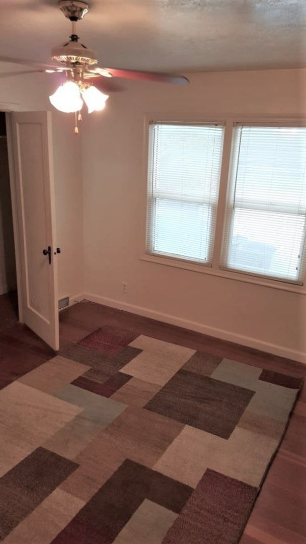 Building Photo - Deposit Moves You In!  3 Bed 1 Bath Home F...