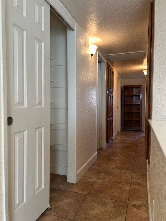 Building Photo - PLEASE CONTACT VAUGHN REALTY TO SET UP AN APPOINTMENT, 760-446-6561