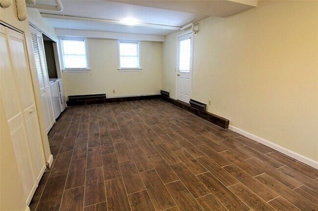 Building Photo - Spacious 3-Bed Townhouse with Wraparound D...