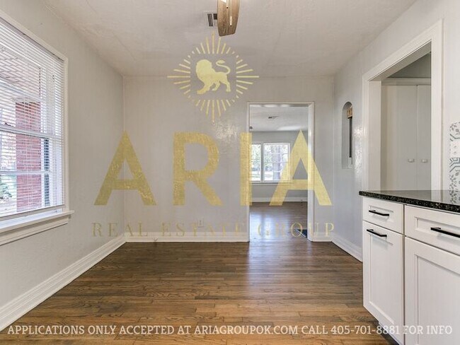 Building Photo - COMING SOON! 2 Bed/2 Bath Duplex Super Clo...