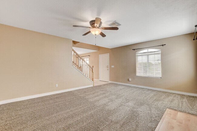 Building Photo - Spacious Townhome w/large yard! Near Summe...