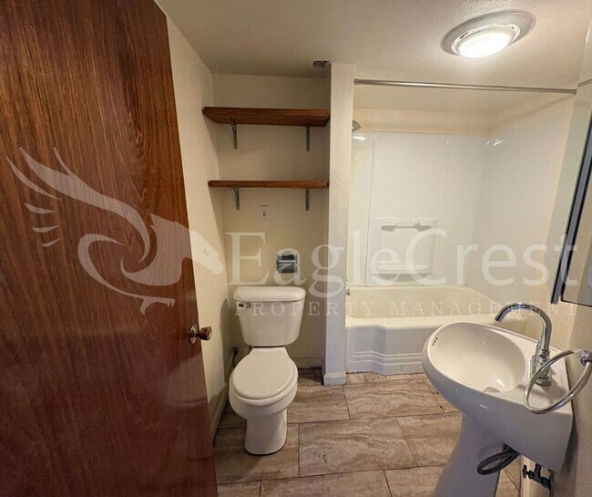 Building Photo - Spacious 3-Bedroom 2 bathroom Home with Great Mountain Views and Bonus Room!!