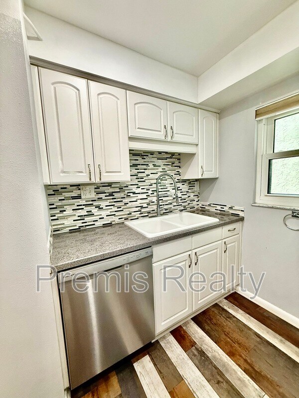 Building Photo - 2800 Cove Cay Dr