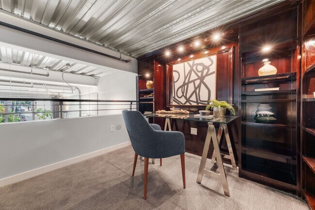 Building Photo - Spacious 2br loft with in-unit laundry and...