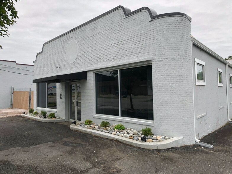 Building Photo - 922 E Main St