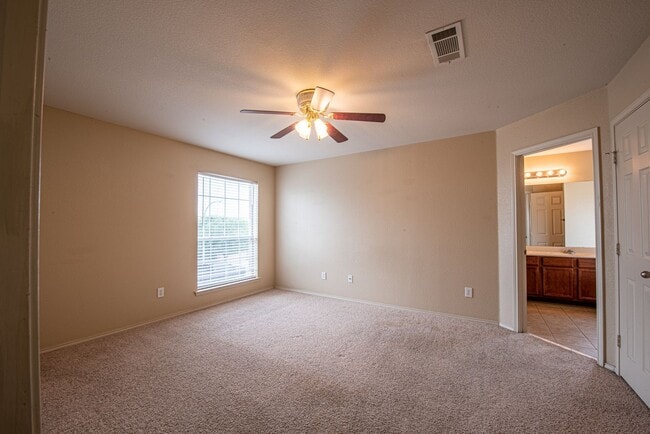Building Photo - Spacious 4/2.5 Rental in Great ISD & LOTS ...
