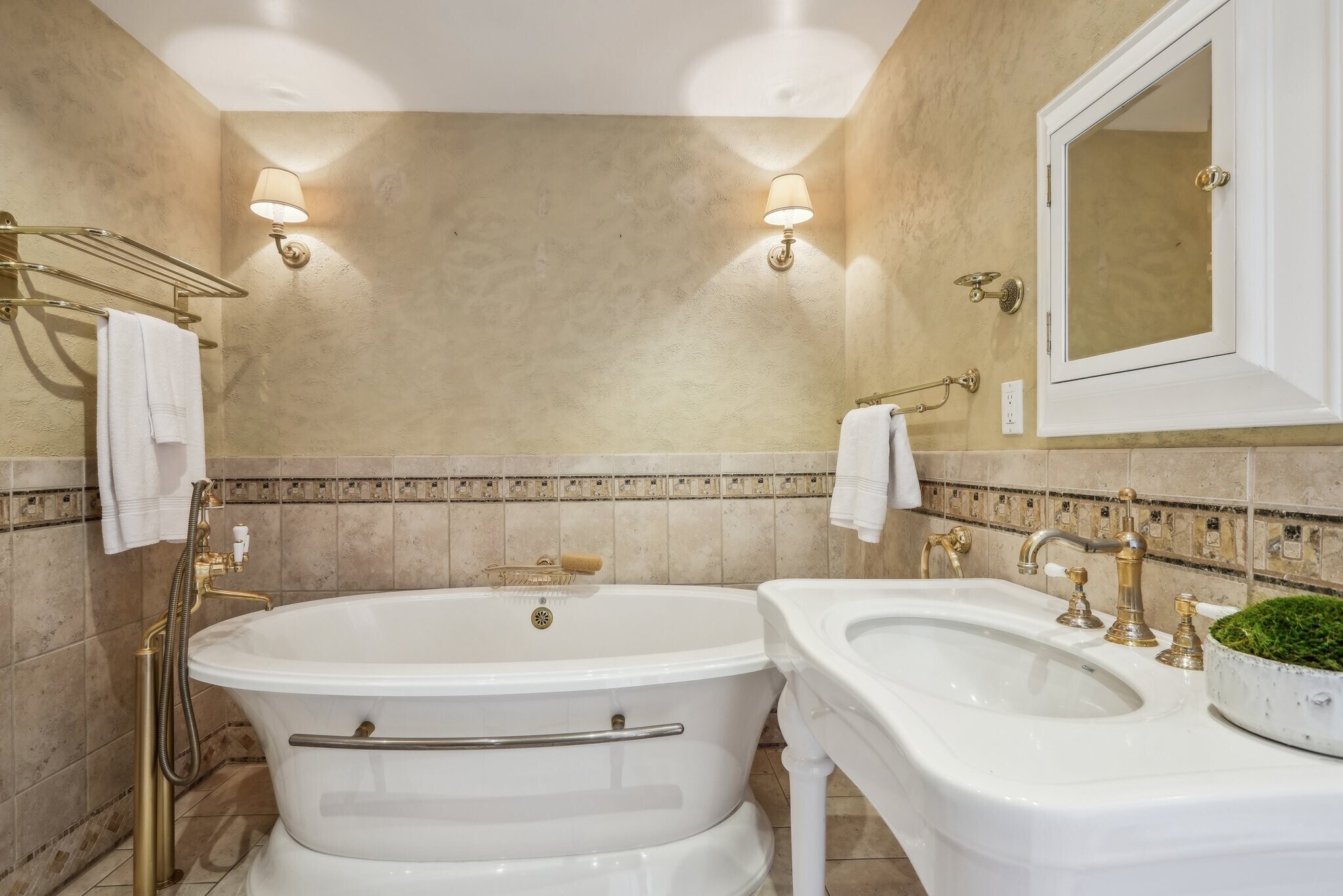 Building Photo - 2411 Mount Olympus Dr