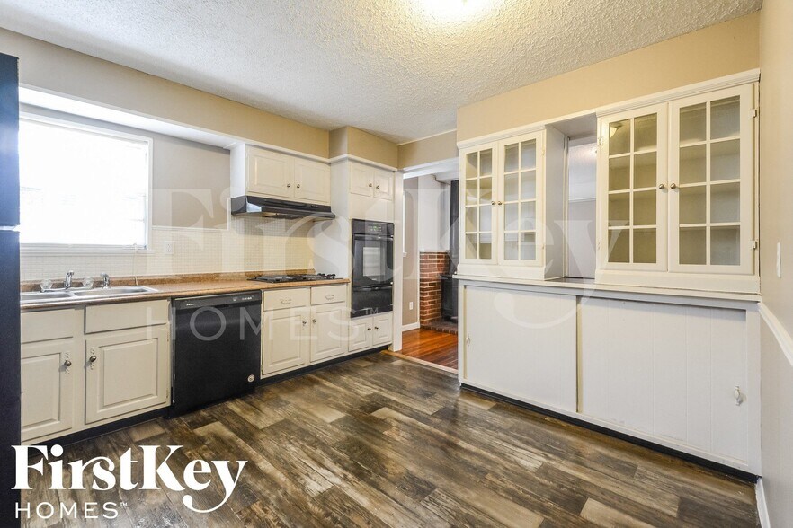Building Photo - 6176 Silver Fox Dr