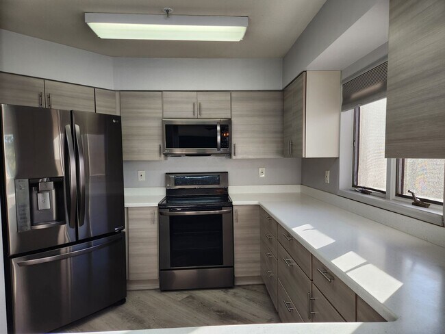 Building Photo - Beautifully updated 2 bed / 2 bath at 4 Seasons North