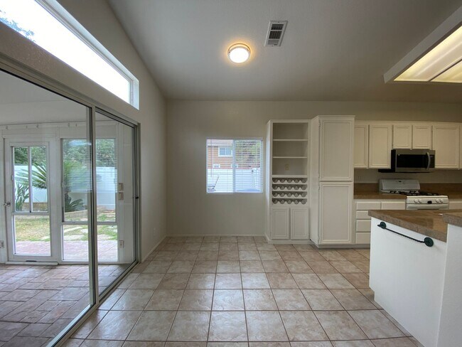 Building Photo - Spacious 3 Bedroom, 2 Bath located in Treasures of Caste Creek Community!