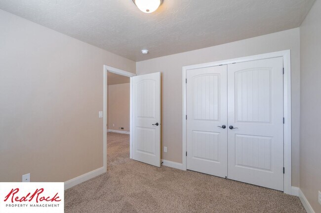 Building Photo - Dog Friendly, Pleasant 4 Bedroom, 2.5 Bathroom Townhome