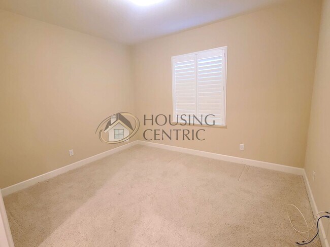 Building Photo - Stunning Single Story Rental in Guard Gate...