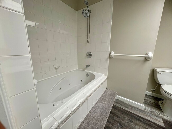 Building Photo - 2 Bedroom 2 Bathroom in Woodland View Harr...