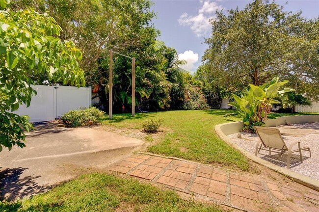 Building Photo - 215 Garden Cir