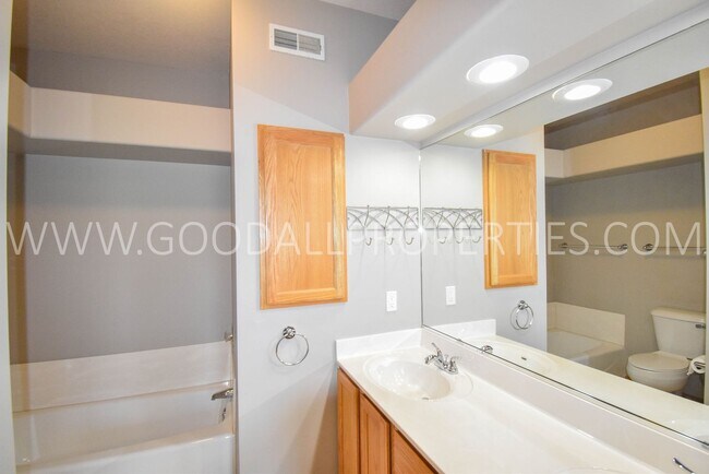 Building Photo - 2 Bedroom 2 bath Town Home in West Des Moines
