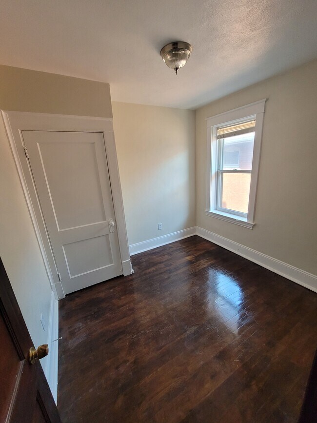 Building Photo - 5048 Devonshire Ave