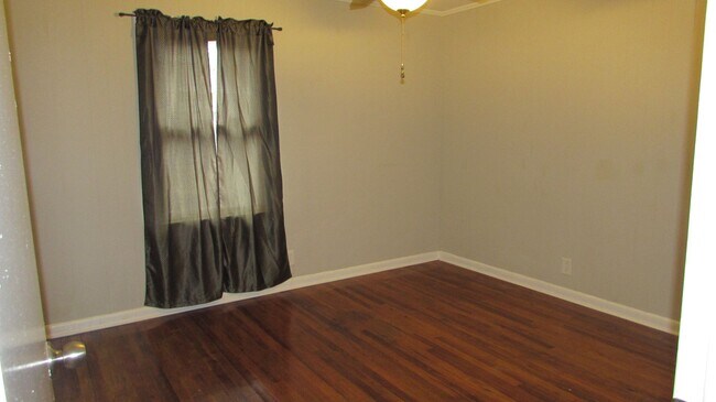 Building Photo - NEWLY REMODELED 3 BEDROOM 2 BATH