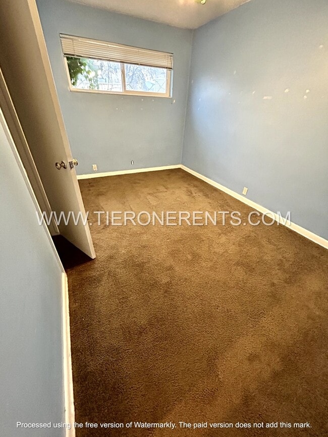 Building Photo - Spacious 3 bed/1 bath in great location!