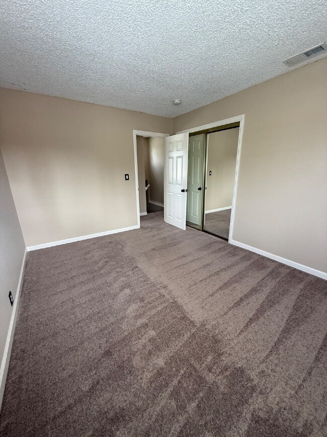 Building Photo - Spacious 4 Bedroom 2.5 Bathroom Hayward Home with Fresh Paint and New Carpet