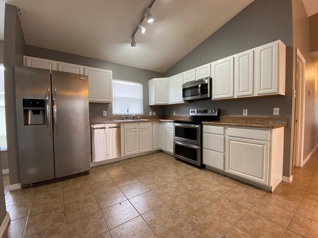 Building Photo - 9675 Hollyhill Dr