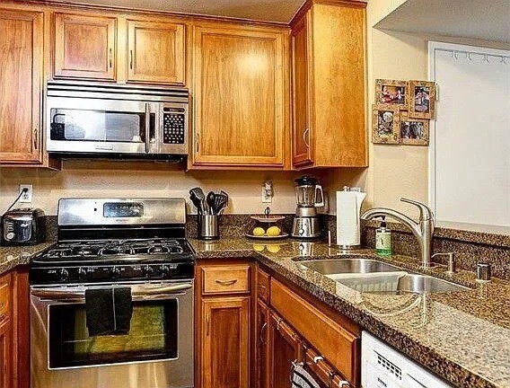 Building Photo - 24105 Del Monte Dr