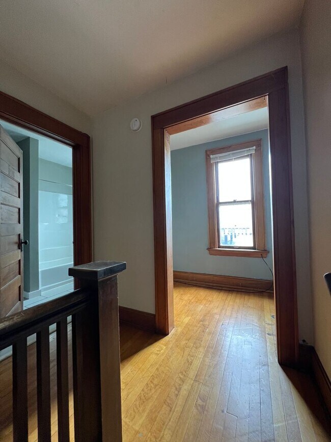 Building Photo - AVAILABLE JUNE - 4 Bed 1 Bath Townhome