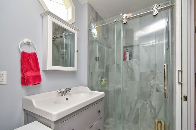 Building Photo - 7 Dupont Ln