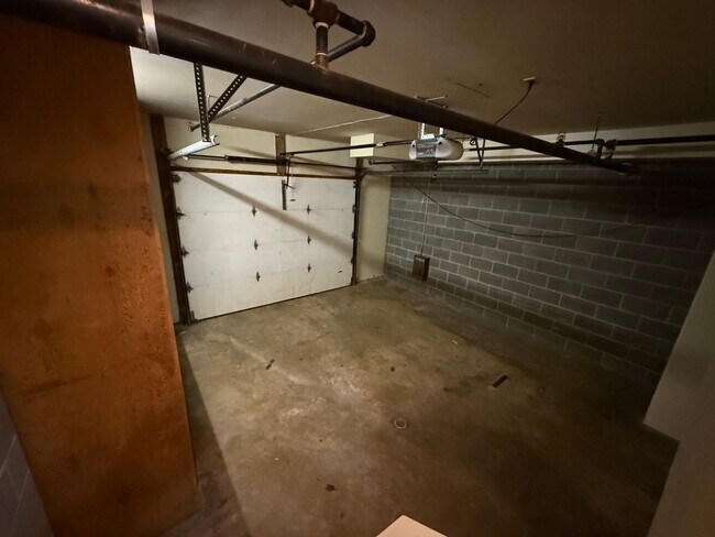 Building Photo - 3-bedroom, 1.5-bathroom townhome close to ...