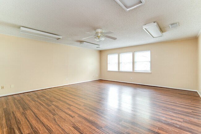 Building Photo - 3927 Pleasant Valley Dr