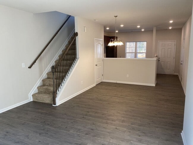 Building Photo - Spacious 2 Story, 3 Bed, 3 Bath Townhome n...