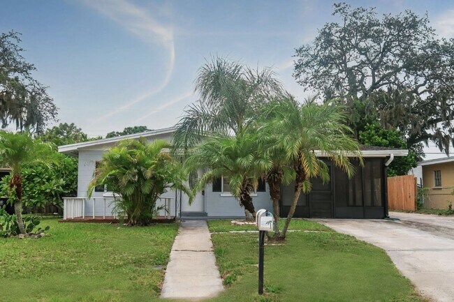 Primary Photo - 1/2 OFF 3 Bedroom, 1 Bathroom Home for Ren...