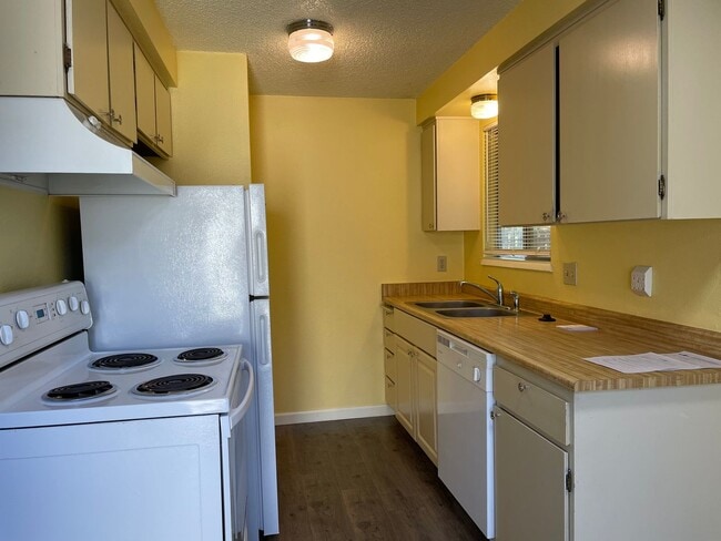 Building Photo - Great 1 bedroom, 1 bath cottage ~ nice quiet street