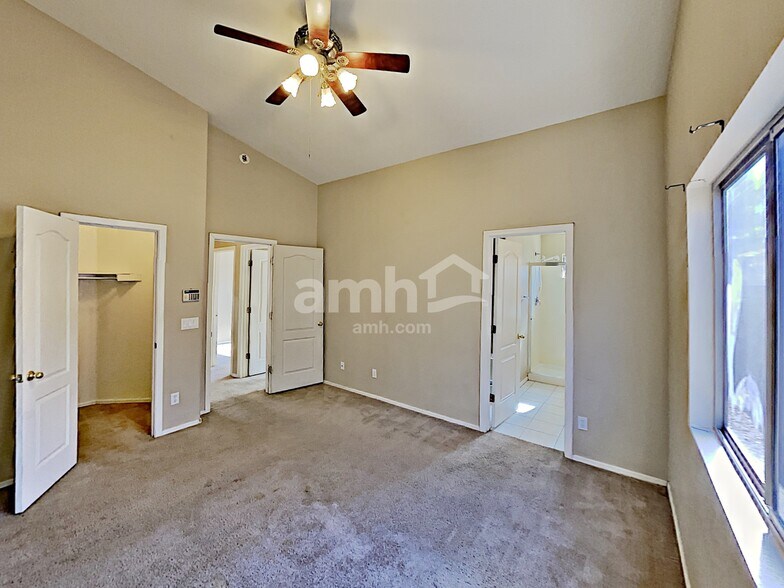 Building Photo - 30300 N Royal Oak Way