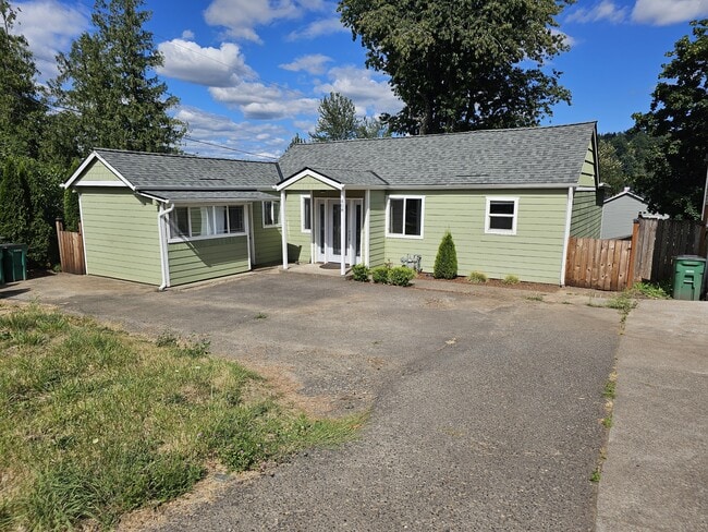 Building Photo - 408 SE Kibling St