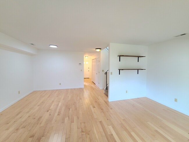 Building Photo - 404 Briarwood Ct